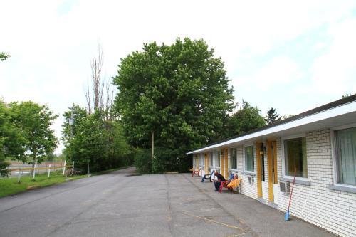 Motel Champlain Brossard Exteriör bild
